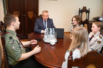 Harcerze miechowskiego LO podzielili się ze starostą wrażeniami z wyprawy do Włoch